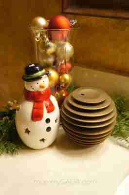 Holiday Home Decor: Christmas Decorating Ideas for The Guest Bathroom